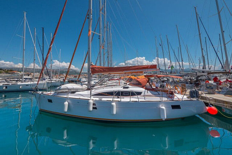 sailboat charter split