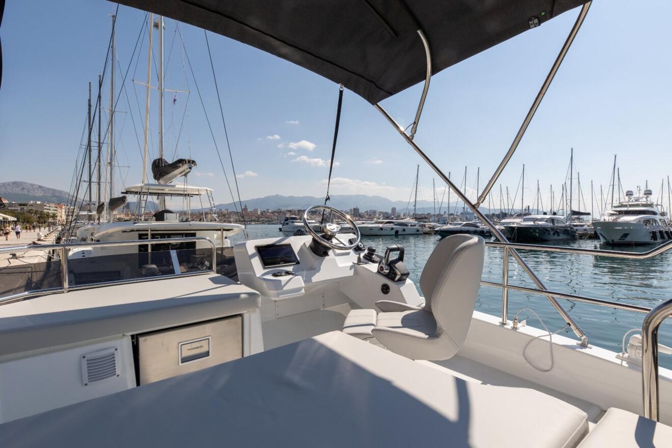 Beneteau Antares 11 Fly 05.jpg