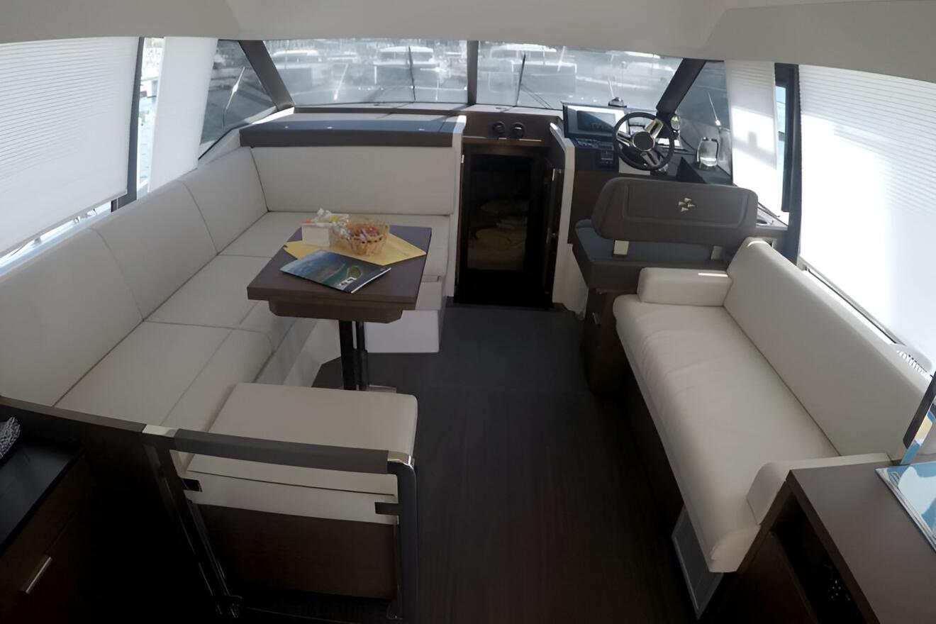 Prestige 420 Fly 14.jpg