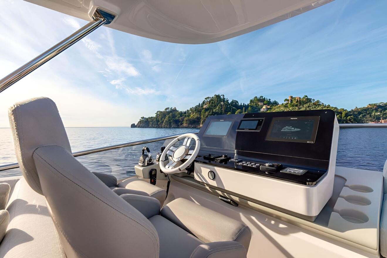Azimut 60 Flybridge 05.jpg