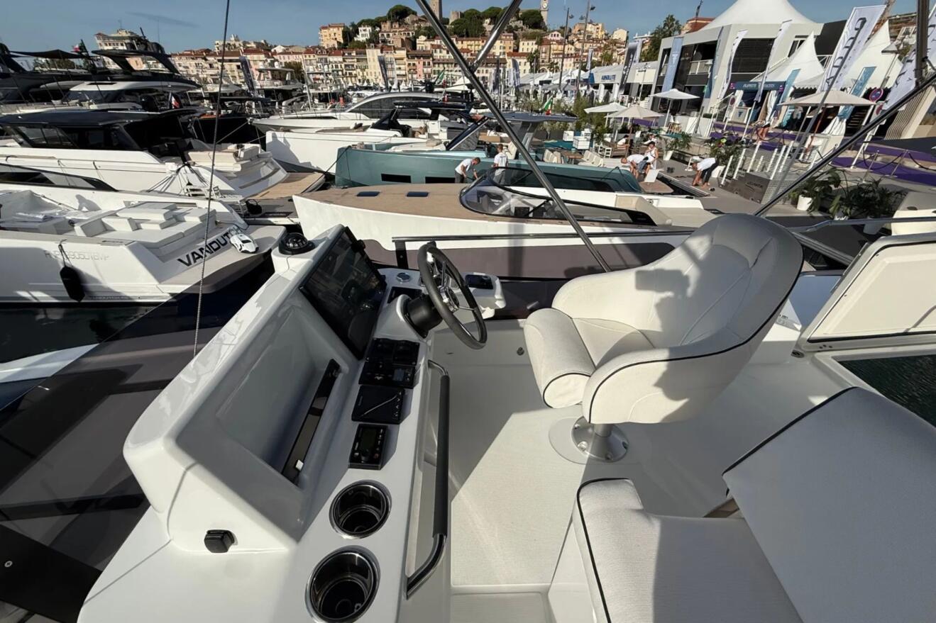 Beneteau Swift Trawler 37 Fly 04.jpg