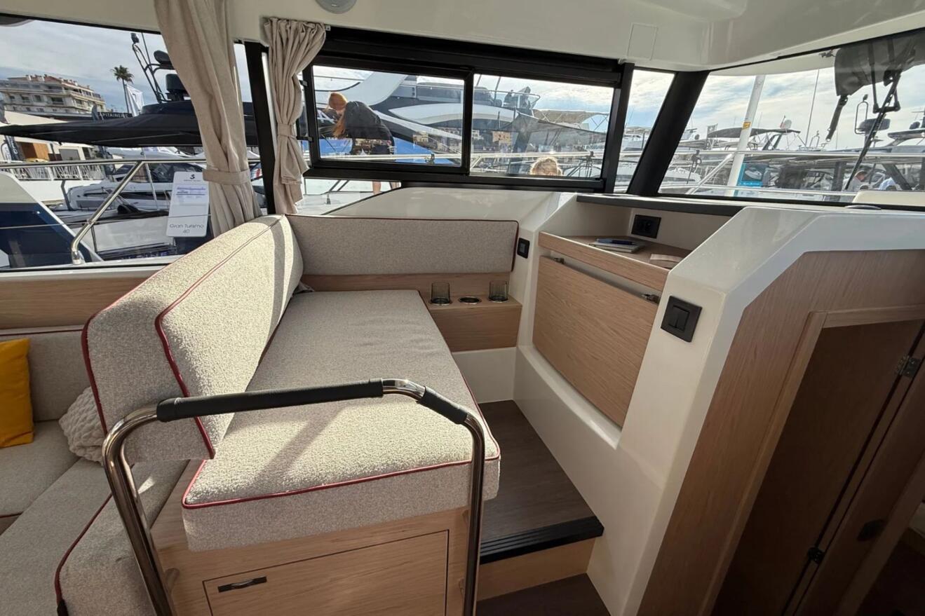 Beneteau Swift Trawler 37 Fly 10.jpg