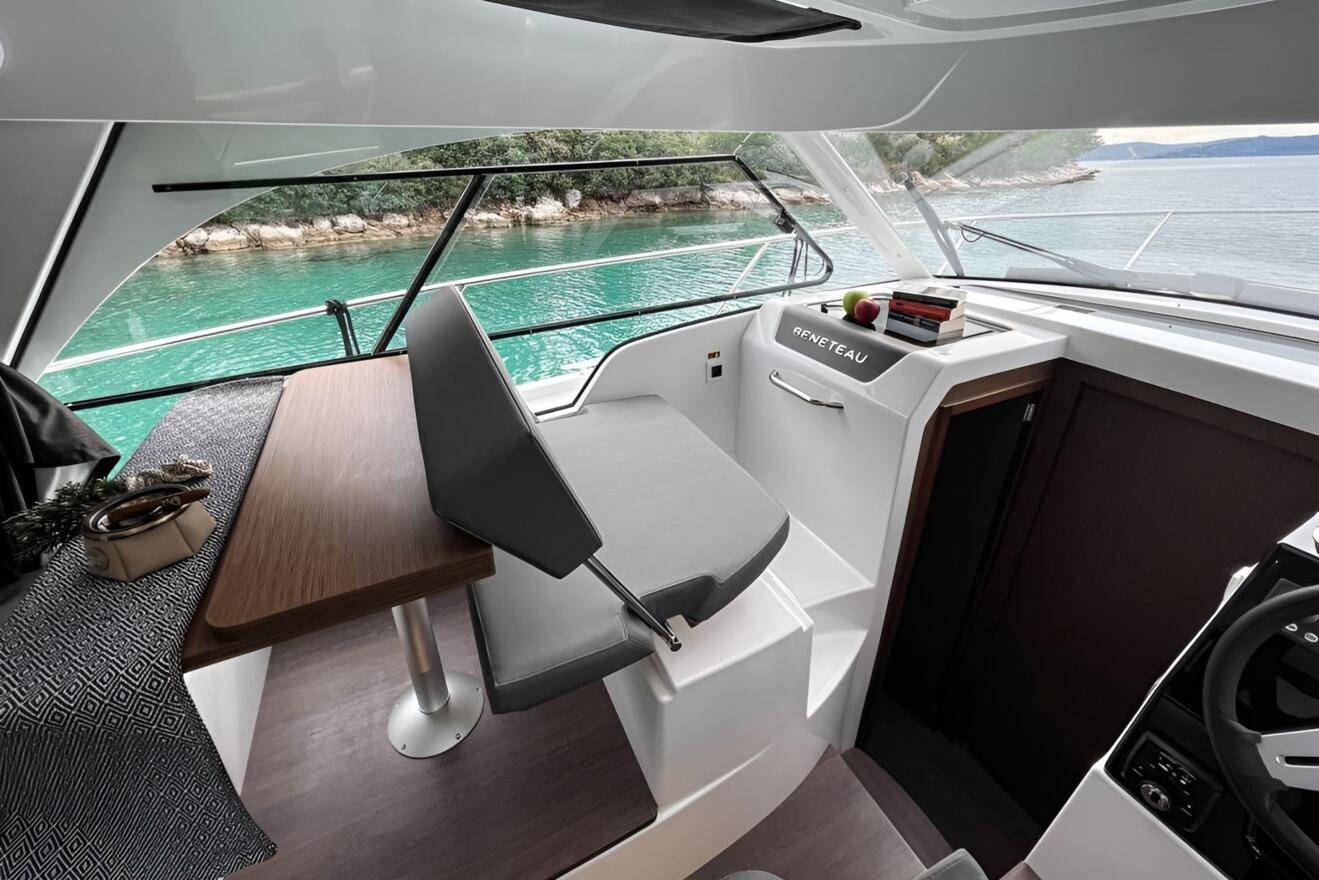 Beneteau Antares 9 OB 06.jpg