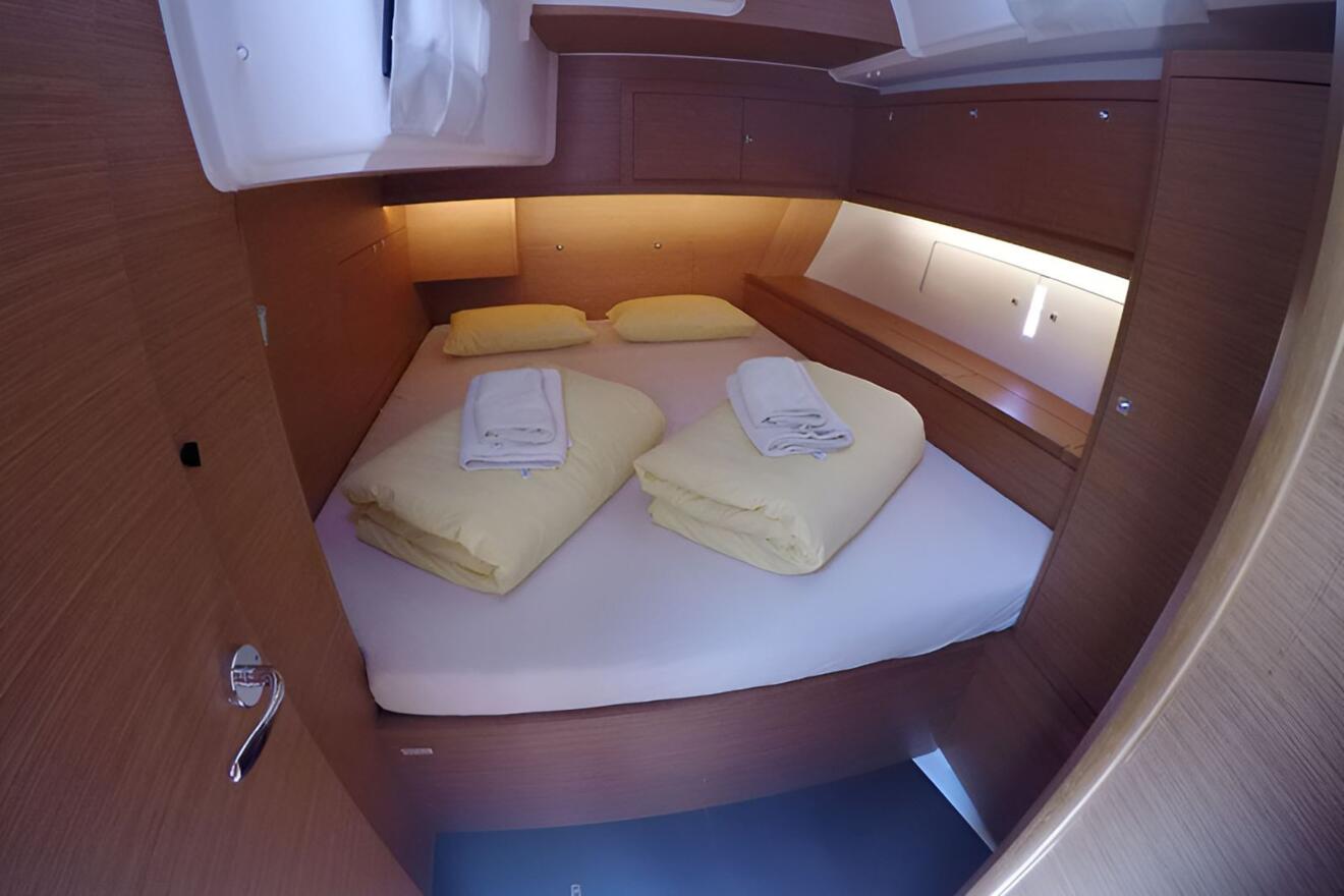 Dufour 470 GL 15.jpg