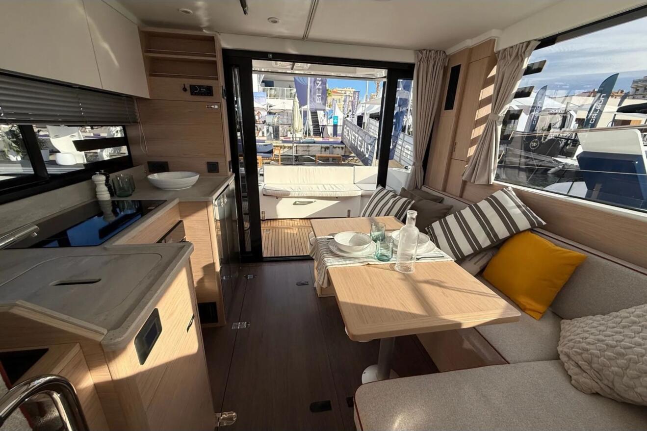 Beneteau Swift Trawler 37 Fly 07.jpg