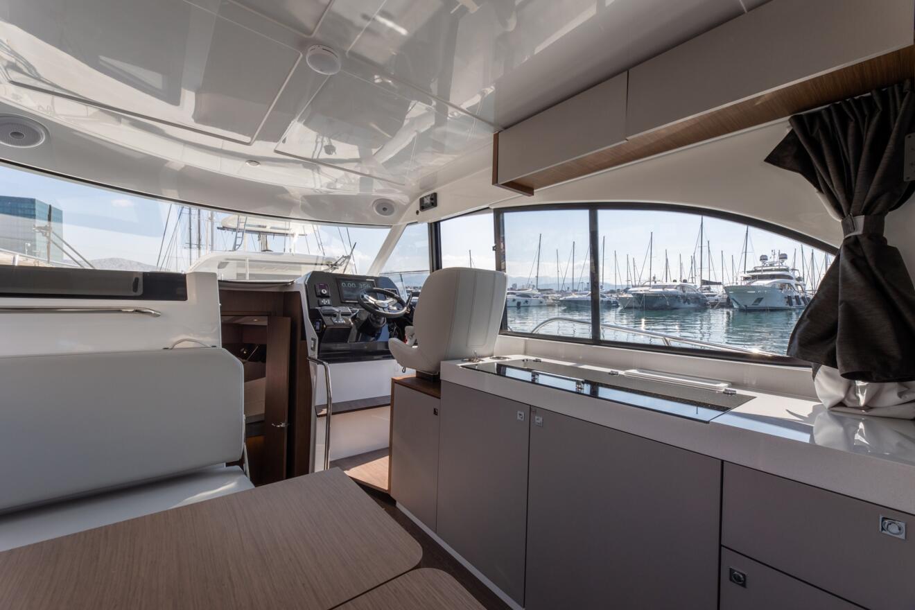 Beneteau Antares 11 Fly 10.jpg