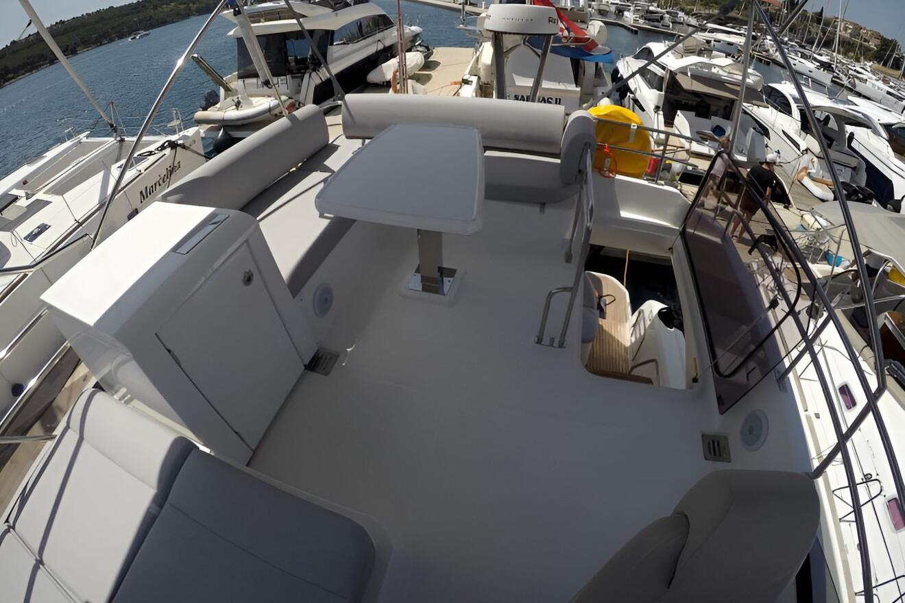 Prestige 420 Fly 04.jpg