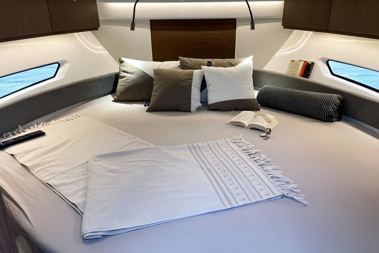 Beneteau Antares 9 OB 09.jpg