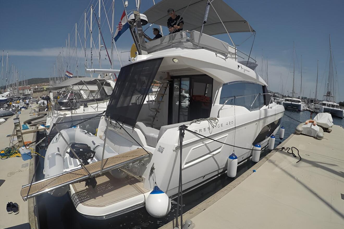 Prestige 420 Fly 02.jpg