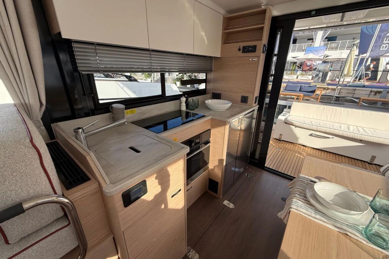 Beneteau Swift Trawler 37 Fly 08.jpg