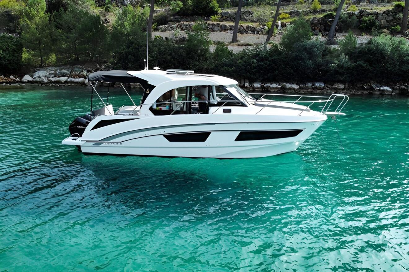 Beneteau Antares 9 OB 02.jpg