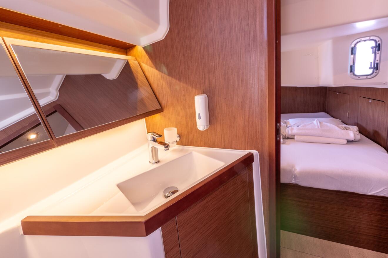Beneteau Oceanis 40.1 13.jpg