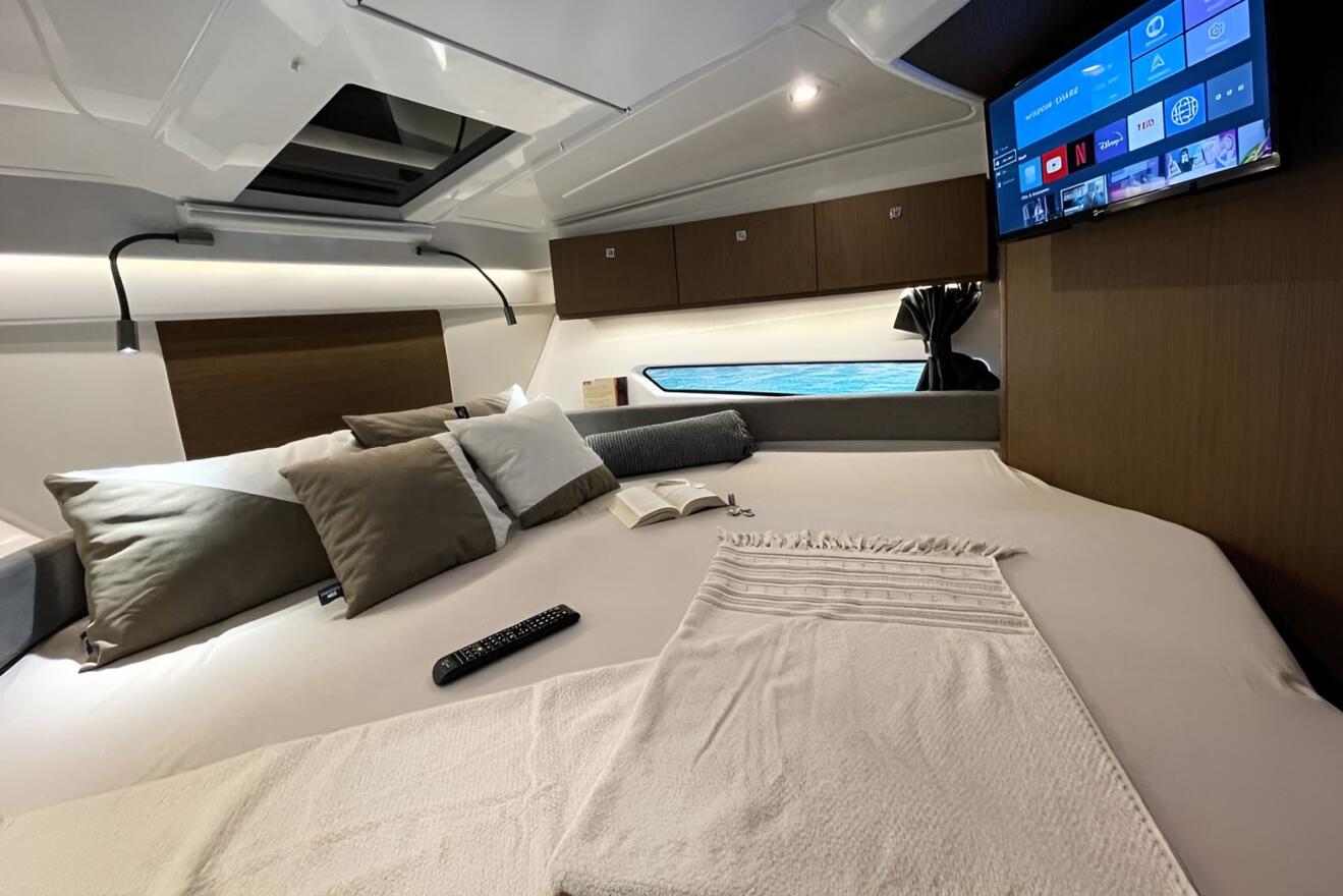 Beneteau Antares 9 OB 10.jpg