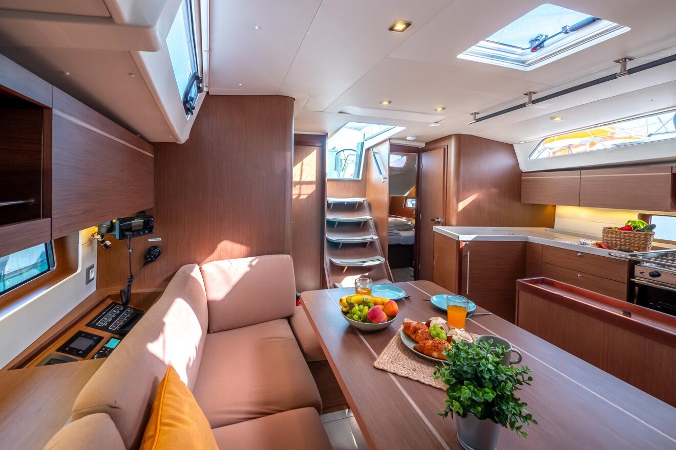 Beneteau Oceanis 46.1 04.jpg