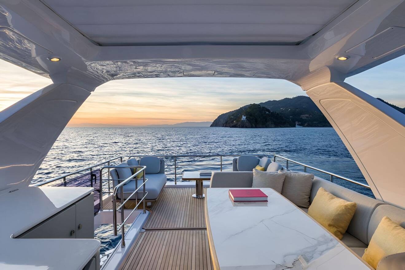 Azimut 60 Flybridge 07.jpg
