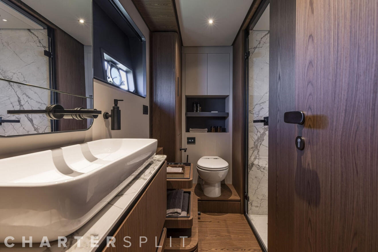 Ferretti 580 09.jpg