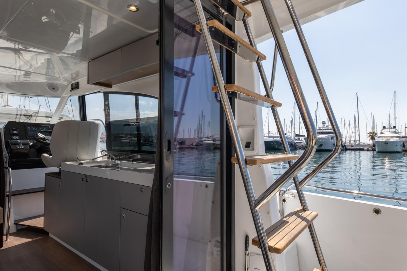 Beneteau Antares 11 Fly 09.jpg