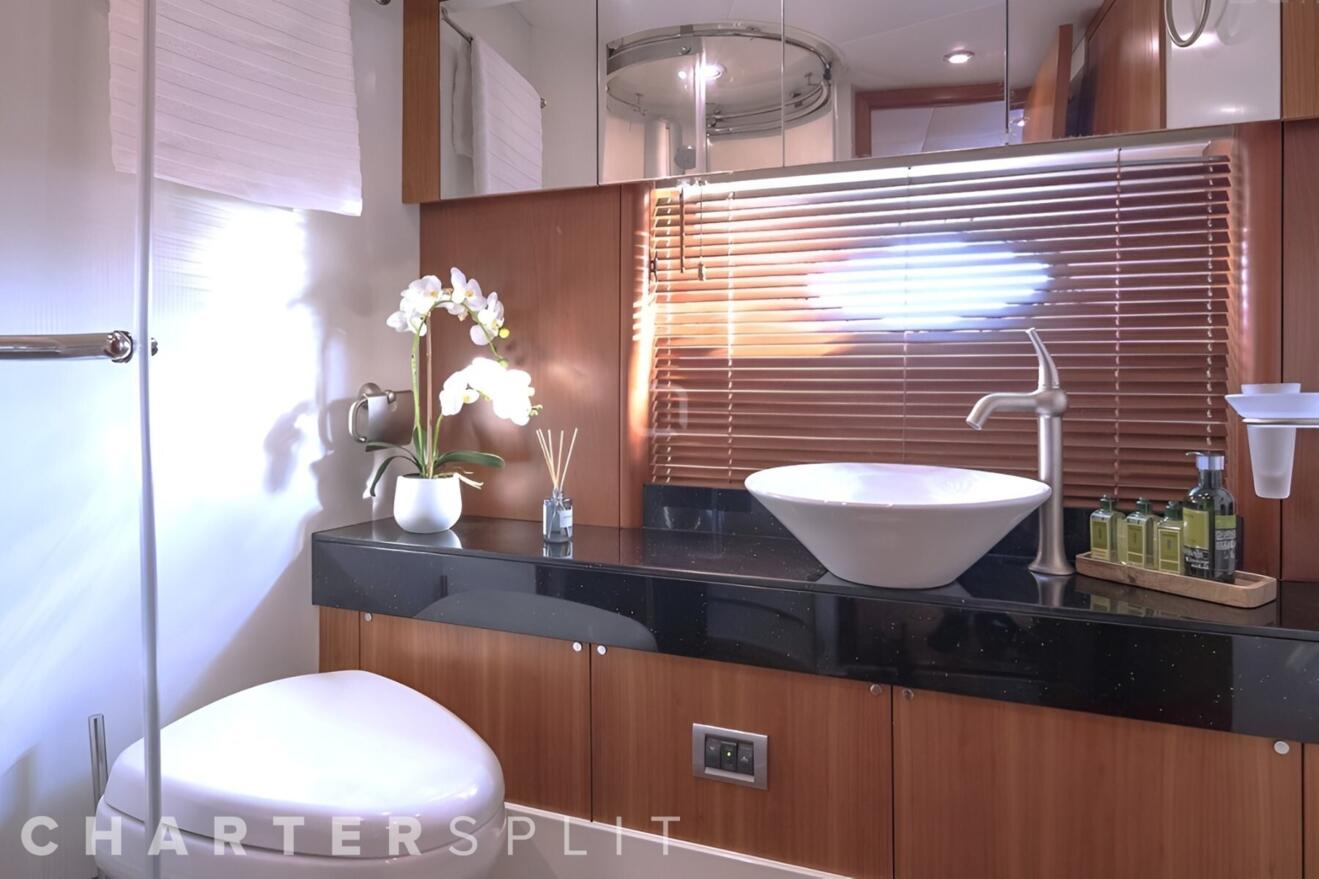 Sunseeker Predator 72 11.jpg