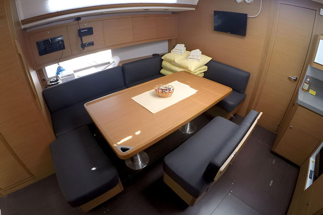 Dufour 470 GL 07.jpg