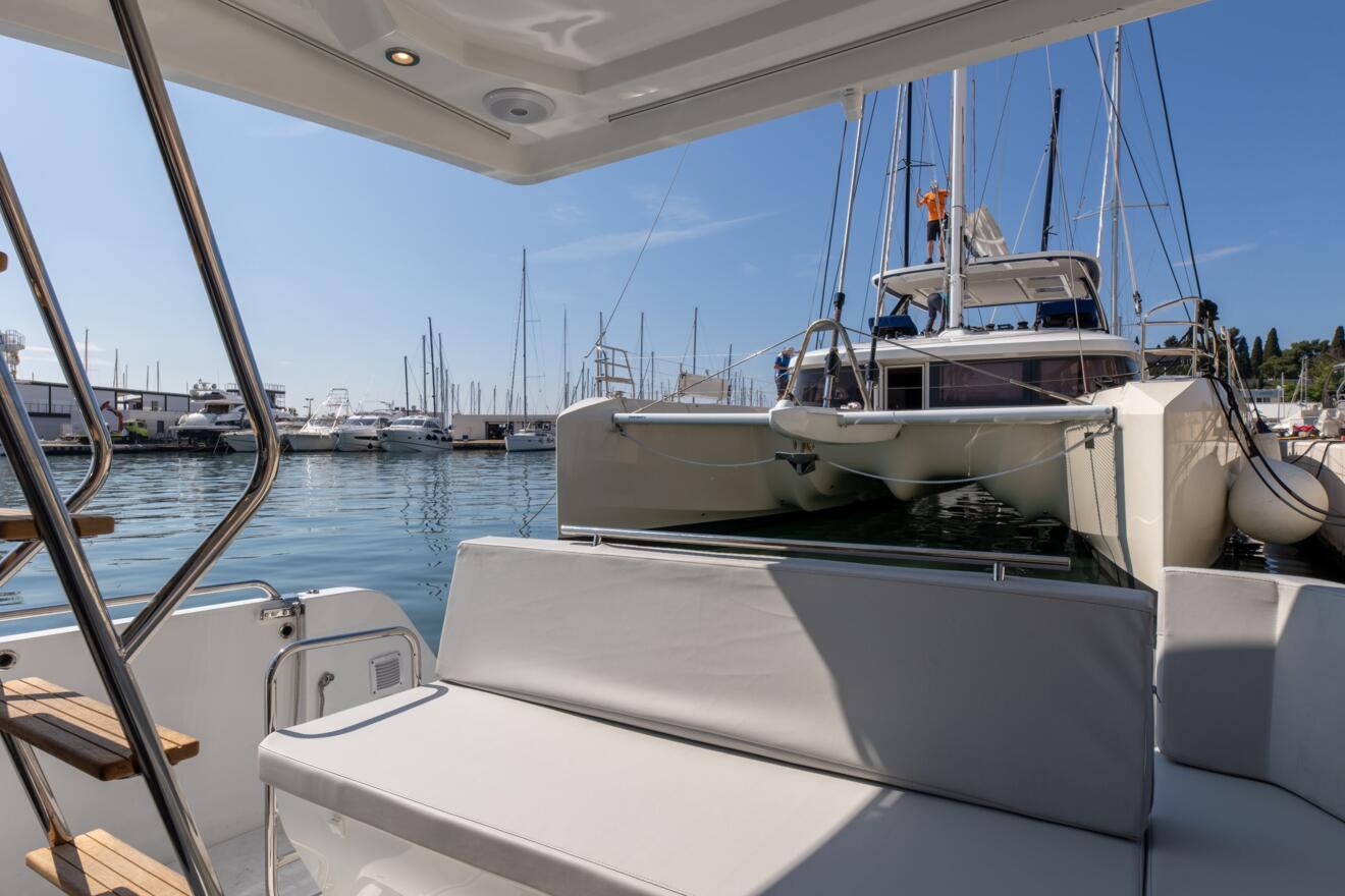 Beneteau Antares 11 Fly 08.jpg