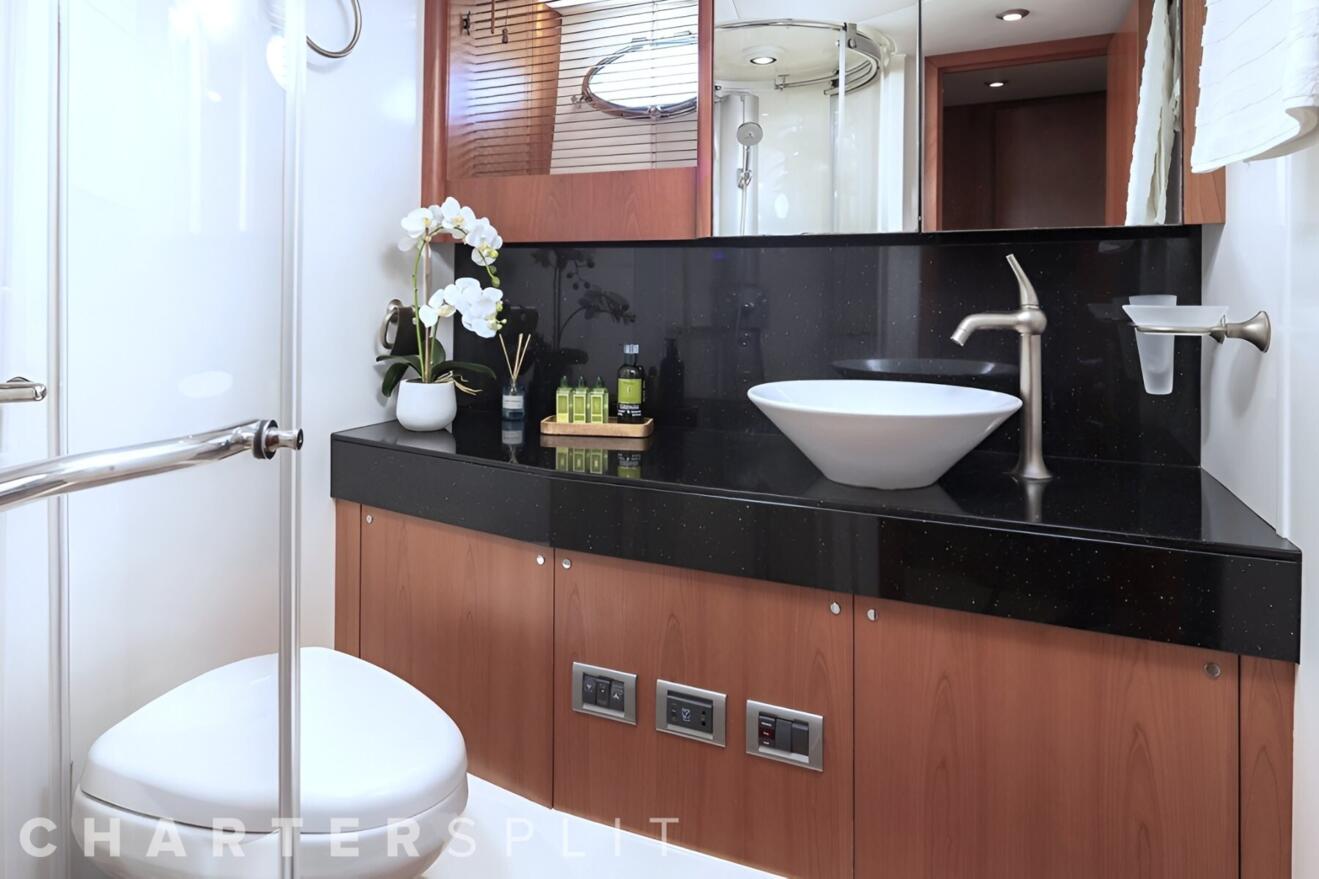 Sunseeker Predator 72 09.jpg