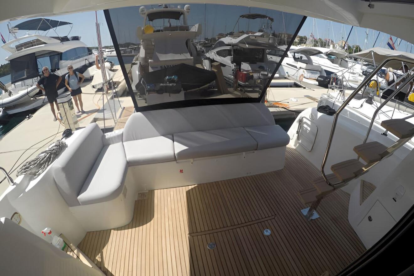 Prestige 420 Fly 10.jpg