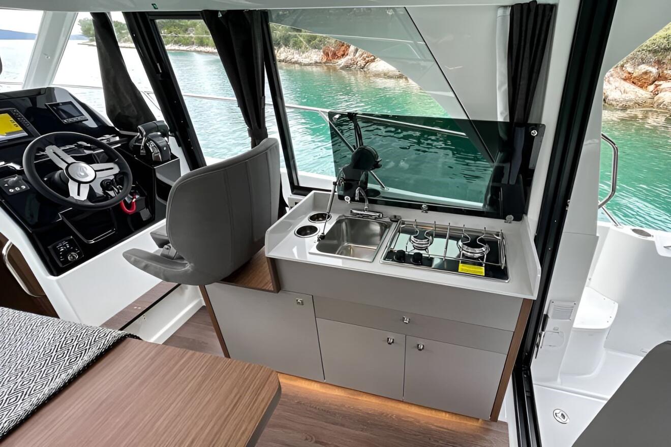 Beneteau Antares 9 OB 03.jpg