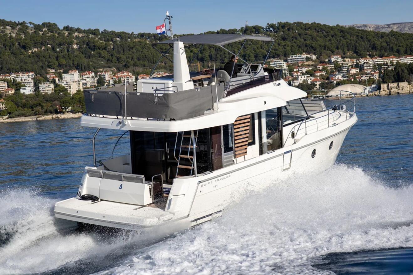 Beneteau Swift Trawler 41 02.jpg