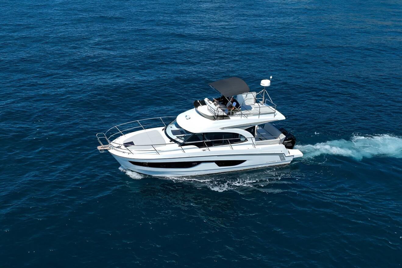 Beneteau Antares 11 Fly 02.jpg